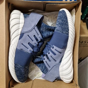 Oanvända Adidas skor  - Helt nya i original lådan. Ord.pris 1600 kr.  Primeknit överdel. Innermått 27 cm. Denna modell är slutsåld överallt och svår att få tag på. Skickas spårbart och försäkrat. 