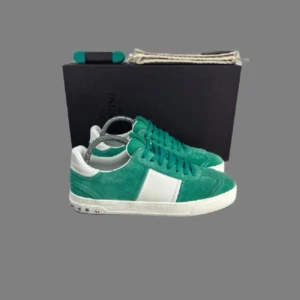 Gröna sneakers från Valentino - Ett par Gröna valentino Flycrews🟩 Nypris på dessa över 7k mitt pris 3500 hör av vid frågor storlek 45