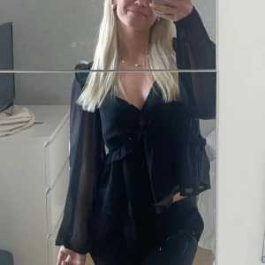 Svart volangblus från BikBok XS - Supersnygg svart blus från BikBok🥰
