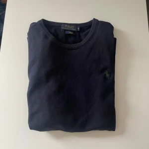 Ralph lauren tröja - Snygg Ralph lauren tröja i storlek S | ett litet hål vid magen och sliten vid armbågen | pris kan diskuteras