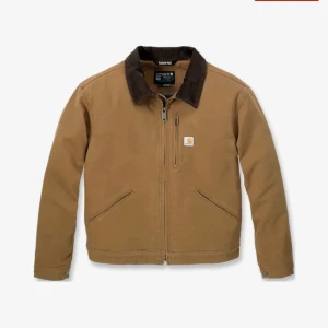 Brun Carhartt bomberjacka - Snygg brun bomberjacka från Carhartt med mörkbrun krage i kontrastmaterial. Jackan har dragkedja framtill, två snedställda fickor och en bröstficka med logga. Använd 2-3 gånger och inga defekter 