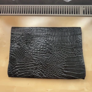 Svart skin datafodral gjort i Italien  - Säljer detta snygga datafodral som är gjort i Italien. Bra skick utan defekter, skriv vid frågor eller liknande!