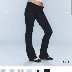 Svarta bootcut ceap monday - Svarta byxor med bootcut och låg midja från cheap monday som tyvär nu har blivit för små , storlek w 29 L 32 (lite små i storleken). Har fler bilder om det behövs skriv vid några funderingar!