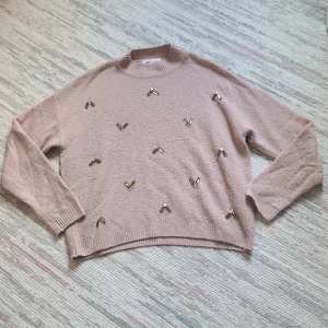 Pösig Stickad Tröja  - Detta är enhälligt fin och pösig tröja från H&M som är i storlek 146/152 men funkar på mig som bär kläder istorlek 170 då den är väldig flexibel. Pros går såklart att diskuteras! 🎀