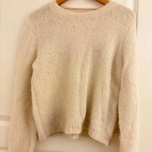 Stickad tröja - Så mysig beige/krämvit stickad tröja från vero moda. Storleken är M/38 men passar S/36 då den är liten.💘💓