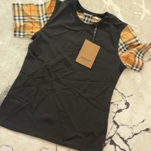 Burberry t-shirt - Helt ny burberry t shirt storlek M
