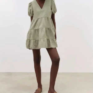 Grön Zara klänning  - Så så fin trendig grön klänning från Zara som tyvärr inte kommer till användning 🤍