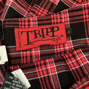 Minikjol från Tripp NYC - Supersnygg pletaed minikjol i rosa och rutigt tyg.  