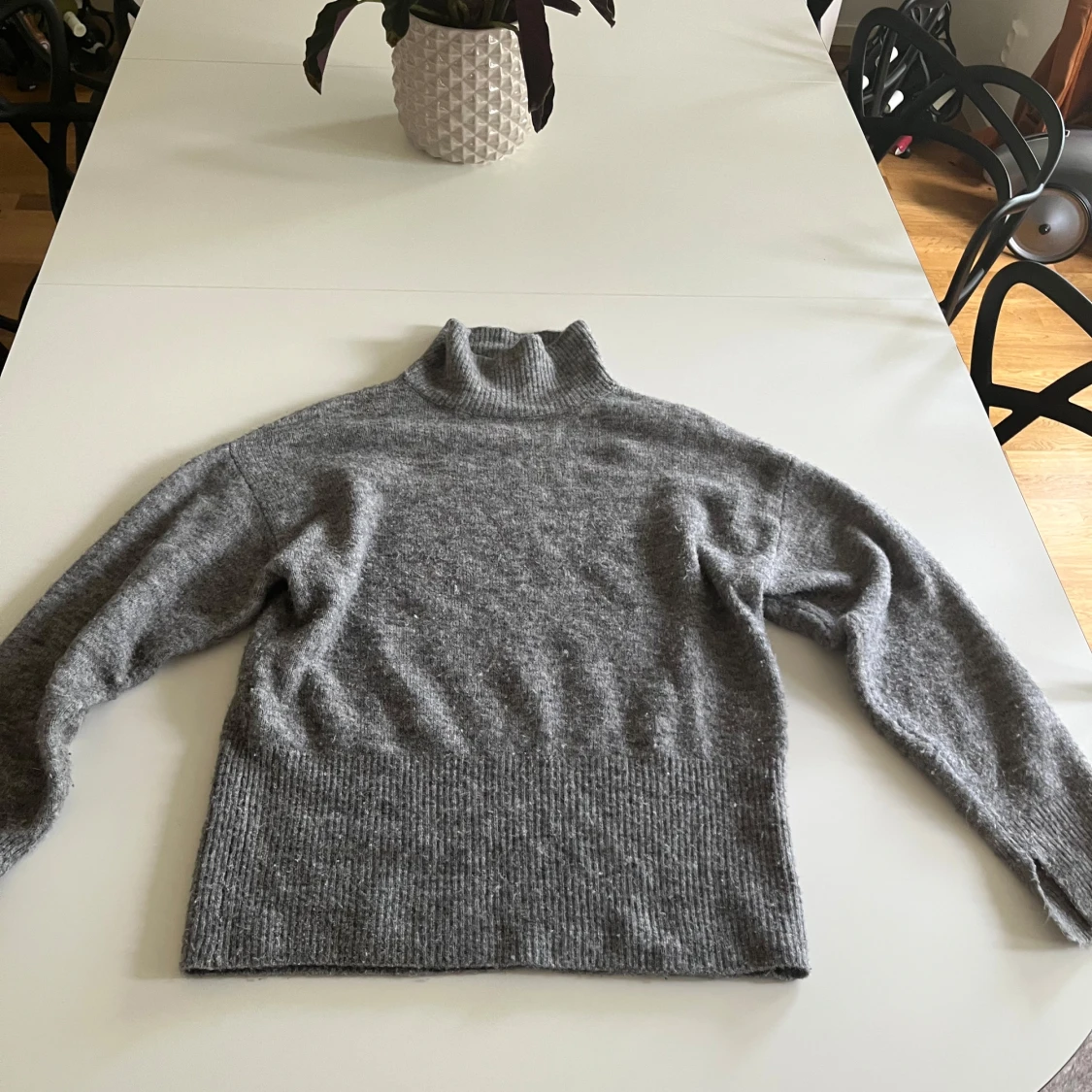 Grå polotröja i ullmix från BikBok