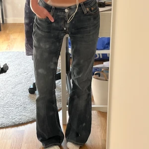 Lågmidjade utsvängda Levis jeans - Superfina Lågmidjade Levis jeans utan defekter och endast använda fåtal gånger! Modellen är 529 och storleken är 26/32:) kan tänka mig sänka pris vid snabb affär !!💛💛
