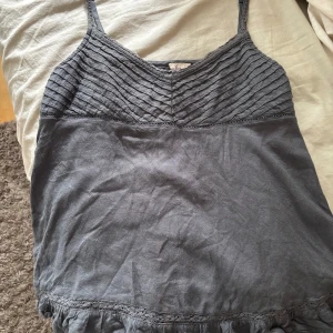 Grå linnetopp med volangdetalj - Vintage linne från hollister 
