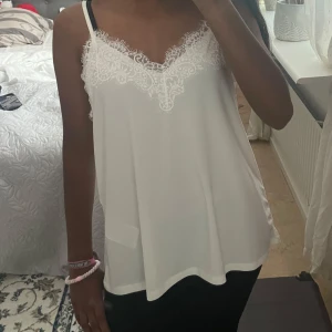 Vit spets linne - Säljer detta helt nya linnet med prislappen kvar då den är för stor💕 