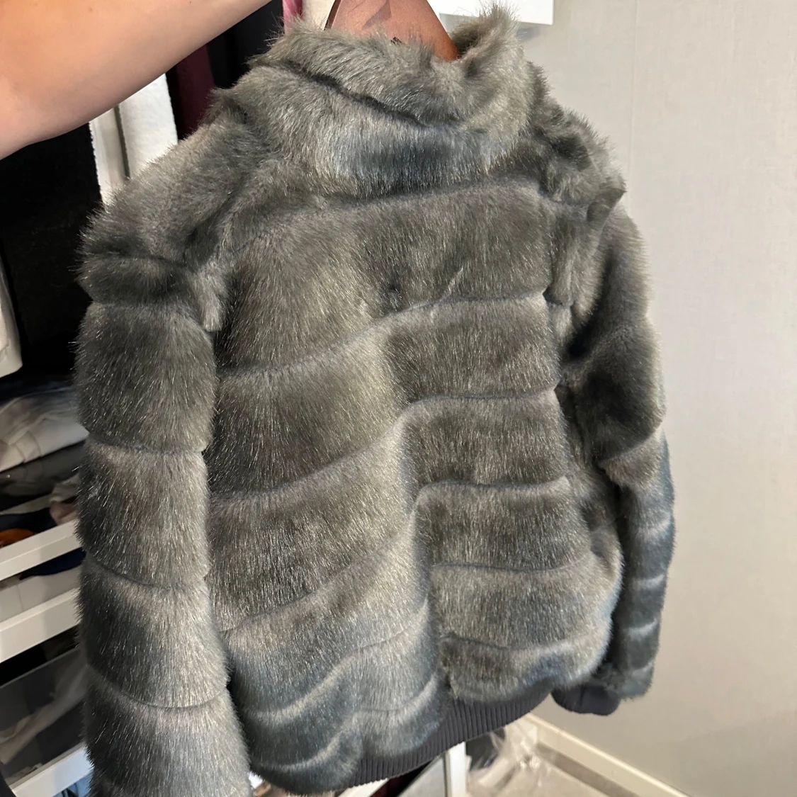 Grå pälsjacka i storlek 42 - 1