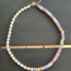 Limited pärlhalsband från Safira - Limited halsband från Safira som inte längre säljs🩷 flerfärgat med ena halvan av vita pärlor, jättefint halsband som tyvärr glömts bort, nypris 600-700kr