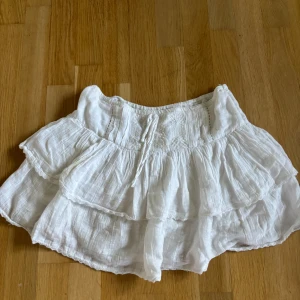 Volangkjol - Fin vit kort volangkjol från Pull&Bear gammal kollektion så går inte att få tag på längre💕