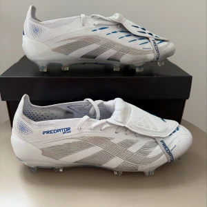 Adidas predator fotbollsskor  - Säljer dessa adidas predator i 42 2/3. Skorna är i 9.5/10 skick. Påse finns till skorna. 