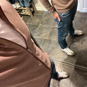 Helzip  - Säljer denna helzip från selected Homme i storlek S. Hör av er vid mer frågor eller bilder pris kan diskuteras 