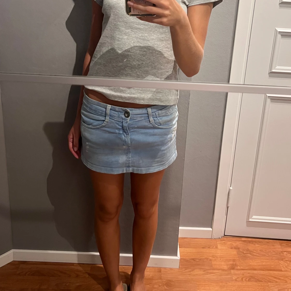 Lågmidjad Ljusblå jeanskjol med slitningar - 3