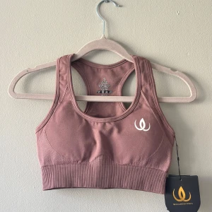 Sport-bh  - Helt ny oanvänd sport-bh från märket Wallderinska. Vaddering finns men den går även att plocka ur.  För info så kan de upplevas små i storlek, och Wallderinska rekommenderar att ta en storlek större än vad man normalt har så skulle säga att en XS kan ha den.  Nypris 399kr.