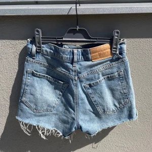 BDG jeansshorts  - Snygga ljusblå jeansshorts från BDG Urban Outfitters med fransig  kant och klassisk modell. Tidlös denimlook med avslappnad passform och cool vintagekänsla.