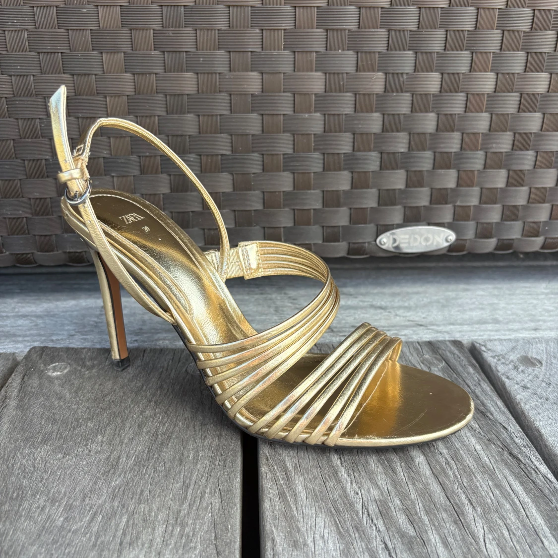 Guldiga sandaler med klack från Zara - 1