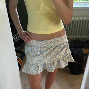 Blommig volangkjol - Supersöt somrig kort kjol från Zara med blommigt mönster. Har shorts under. Jättebra skick💕💕💕