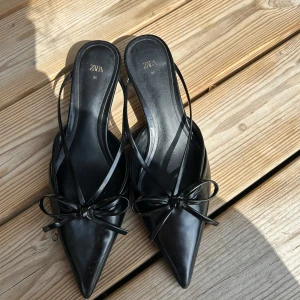 Svarta spetsiga kitten heels - så söta kitten heels från Zara med rosett fram till. De har använts men är i väldigt bra skick.
