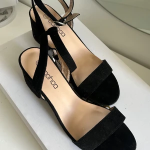 Svarta sandaler med klack från Boohoo - Säljer dessa jättesnygga klackar från Boohoo! Använda endast en gång💕💞