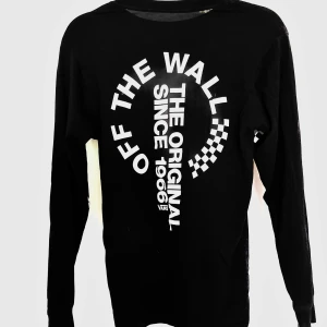 Svart långärmad Vans tröja med tryck - Svart långärmad tröja från Vans med stort vitt 'Off The Wall' tryck på ryggen och schackrutiga detaljer längs ärmarna. Liten Vans-logga framtill. Skön passform och endast använd ett fåtal gånger.