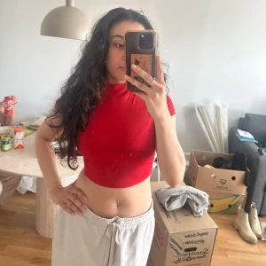 Röd croptop - - helt oanvänd - skönt material - har stretch