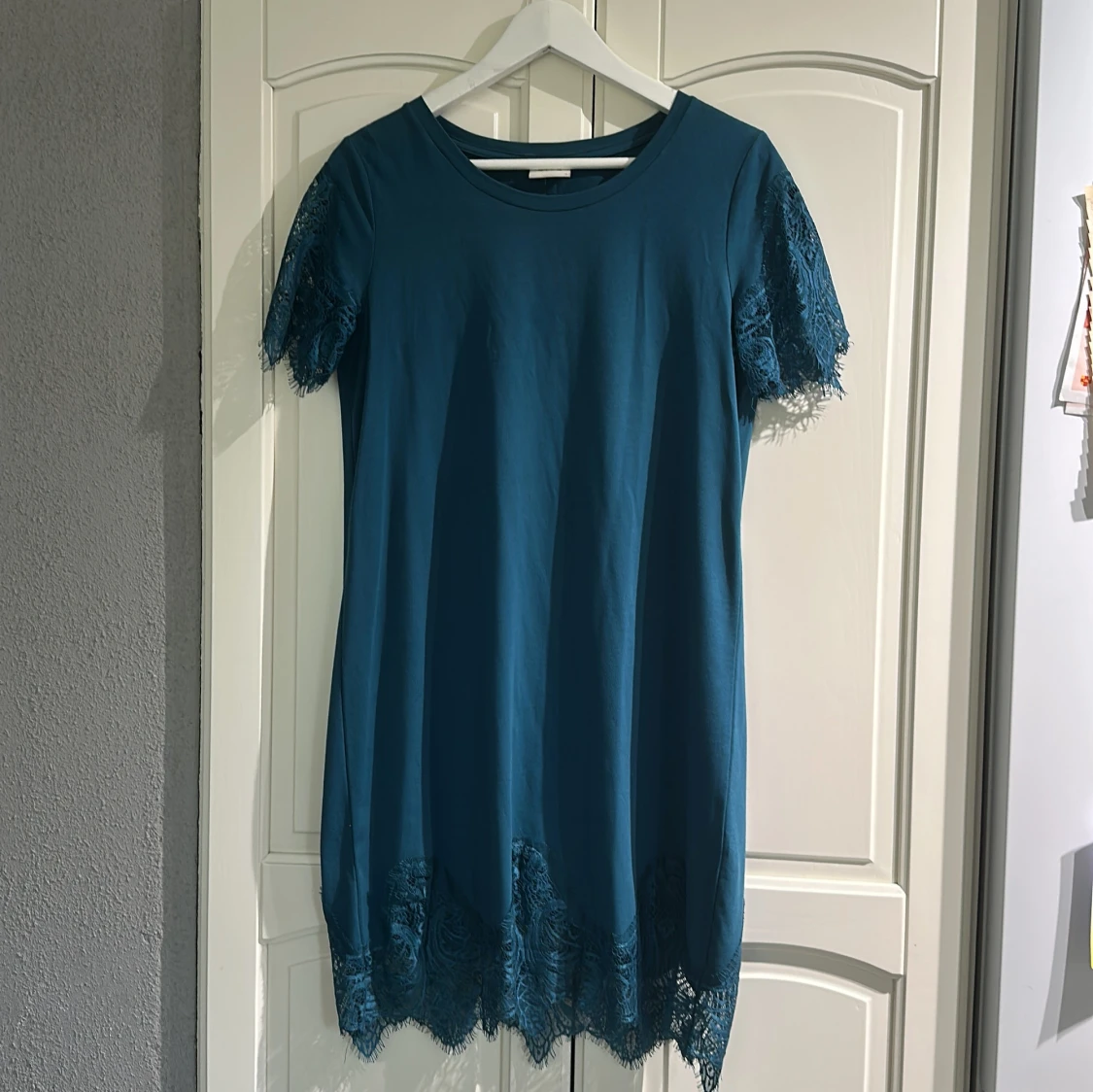 Blå kortklänning med spets från Vila