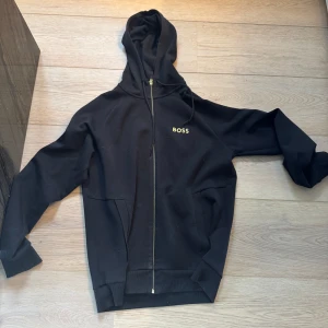 Hugo boss zip hoodie - Använd få tal gånger ä, väldigt bra skick, inga skador 