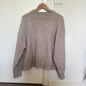 Beige stickad tröja från H&M - Mysig beige stickad tröja från H&M i storlek L. 