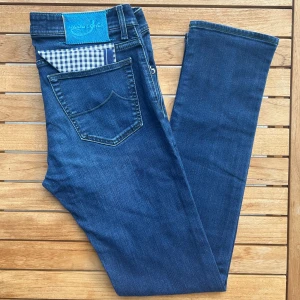 Jacob Cohën Jeans Limited Edition | 622 C - Limited Edition Cohën jeans i med ljusblåa detaljer | W33 | Modell: 622 C, slim/tapered fit | Defekter: Nej, nyskick | Stretch: Ja, lite | Midja: 86 cm | Innerben: 84 cm | Ytterben: 108 cm | Måttavikelser: +-1 cm | Modellen är 175 cm och väger 70 kg | Vänligen kontrollera mått innan köp🤗 | Tveka inte att kontakta mig vid frågor😁!