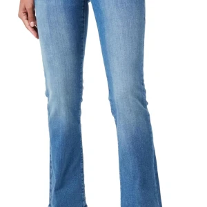 Blå bootcut jeans från LTB - Säljer dessa perfekta lowwaist bootcut jeansen från LTB i modellen Valerie💞😍💕 I strl 27/32, nästan oanvända och säljer pga av att de var för stora (så om du vanligtvis har 27 kan de vara förstora)😊