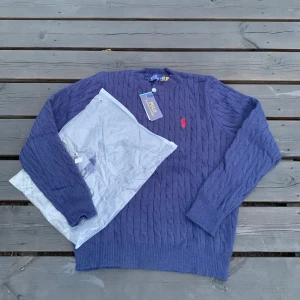Stickad tröja från polo Ralph lauren - Säljer denna marinblåa Ralph lauren tröja för 579kr säljer denna tröja pågrund av att jag hade en likadan och min släkting visste inte om det ‼️🔥den är 10/10 skick och tags kommer med 🙌