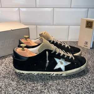 Golden Goose sneakers - Golden Goose sneakers i storlek 43. Använda men i väldigt bra skick. Endast skorna medföljer. Priset är diskuterbart. Vid funderingar skicka gärna ett dm! ⛷️