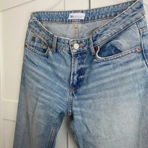 Jeans - Ljusblå raka jeans från Zara. Välanvända + ett hål vid ena bakfickan.