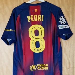 Pedri fotbollströja Barcelona 25-26 - Pedri Barcelona repIika fotbollströja 25-26. Helt ny med tag. Storlek: Small