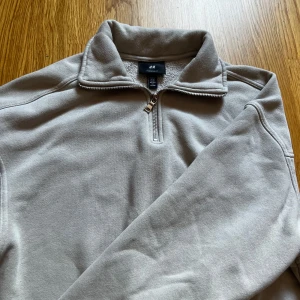 Beige half zip från HM - Säljer en beige half zip i storlek S. Den är använd men har inga skador. 