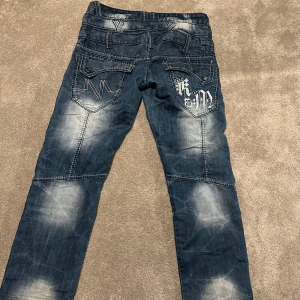 Y2k jeans - Säljer ett par byxor som är väldigt mycket y2k stil. Perfekta för dig som gillar streetwear och vill sticka ut lite extra. Bild med passform kan lösas vid intresse