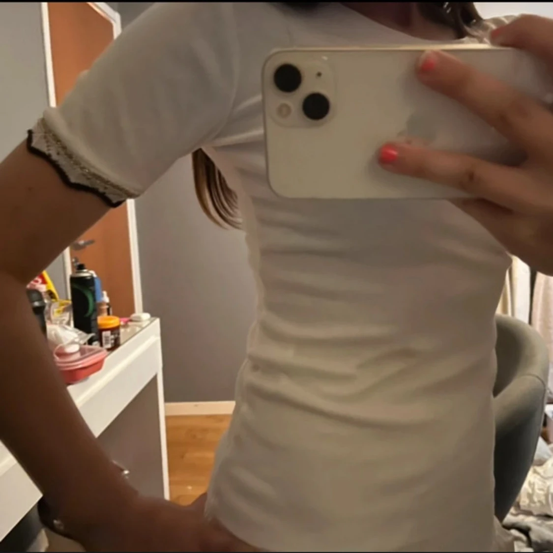 Vit topp med spetsdetalj på ärmar - 1