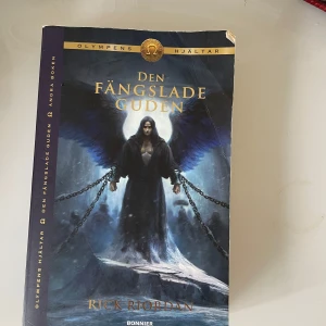 Den fängslade guden - Följ Percy Jacksons episka äventyr bland gudar, monster och hjältar! Den här boken är andra delen i Olympens hjältar-serien och bjuder på spänning, humor och mytologi – perfekt för dig som gillar action och fantasy.