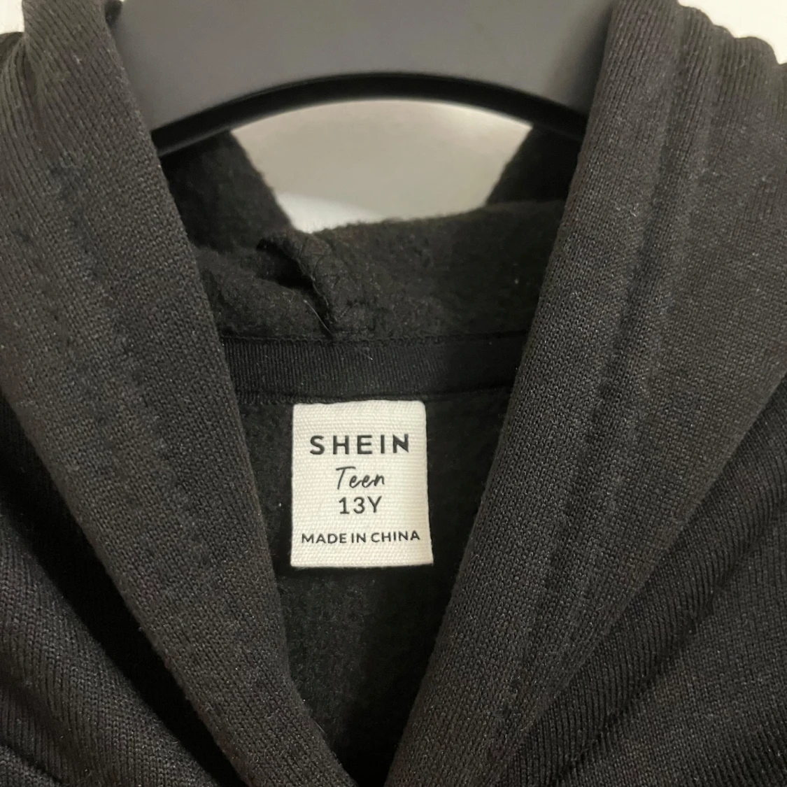 Svart hoodie med biltryck från SHEIN - 1