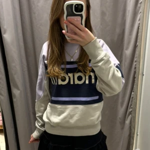 Isabel Marant sweatshirt i blått och vitt - Cool Isabel marant tröja I fint skick, unik modell och köpt på arkivet i Sthlm.💜💙