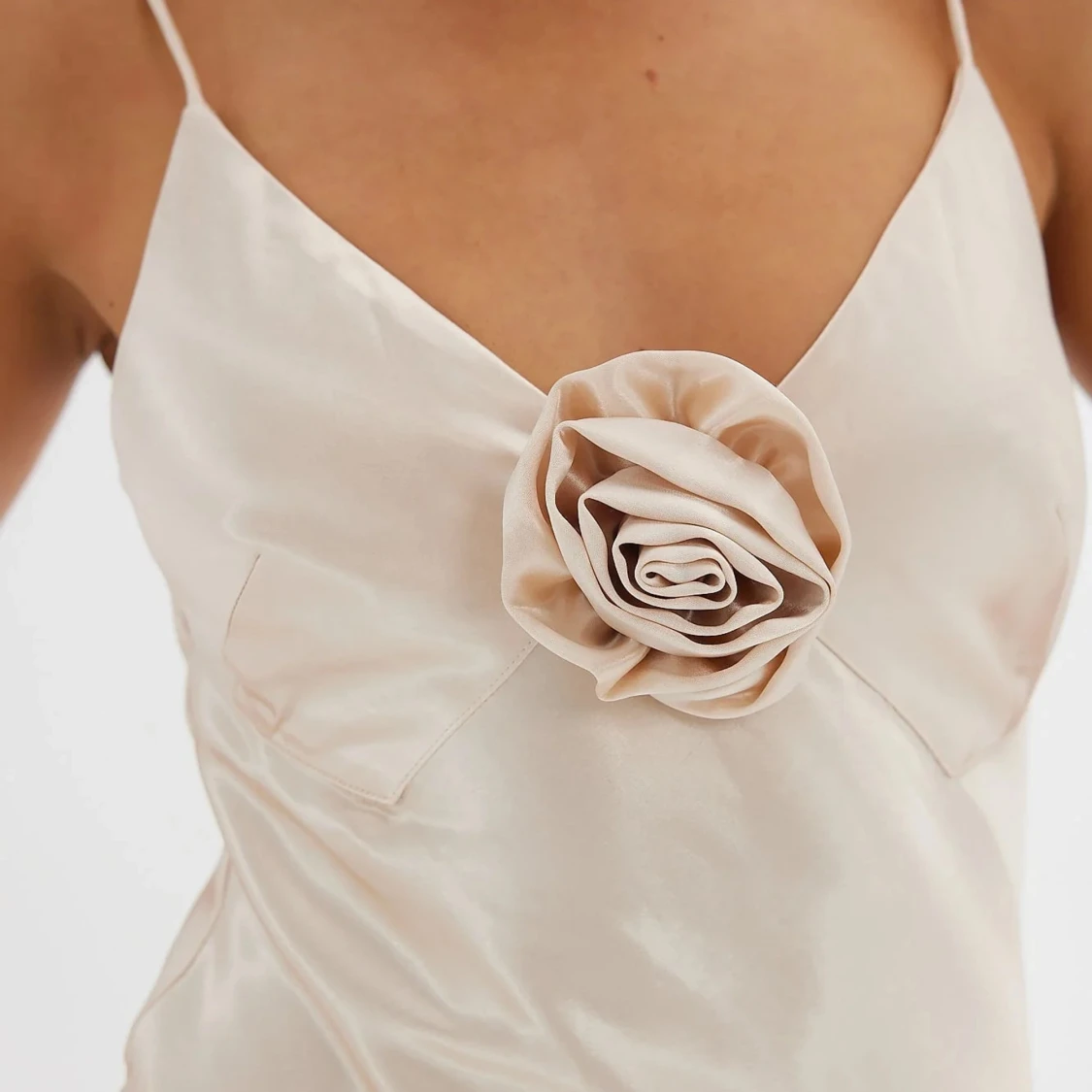 Satinklänning med låg rygg Champagnefärgad - 4