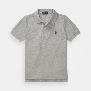 Grå pikétröja från Polo Ralph Lauren - Klassisk grå pikétröja från Polo Ralph Lauren med korta ärmar och broderad marinblå logga på bröstet. Tröjan har krage, två knappar och är gjord i mjuk bomull. Perfekt för en clean och stilren look. Har aldrig använt den då den är för stor för mig