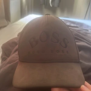 Svart keps från Hugo Boss - Vid Snabb affär kan priset sänkas 