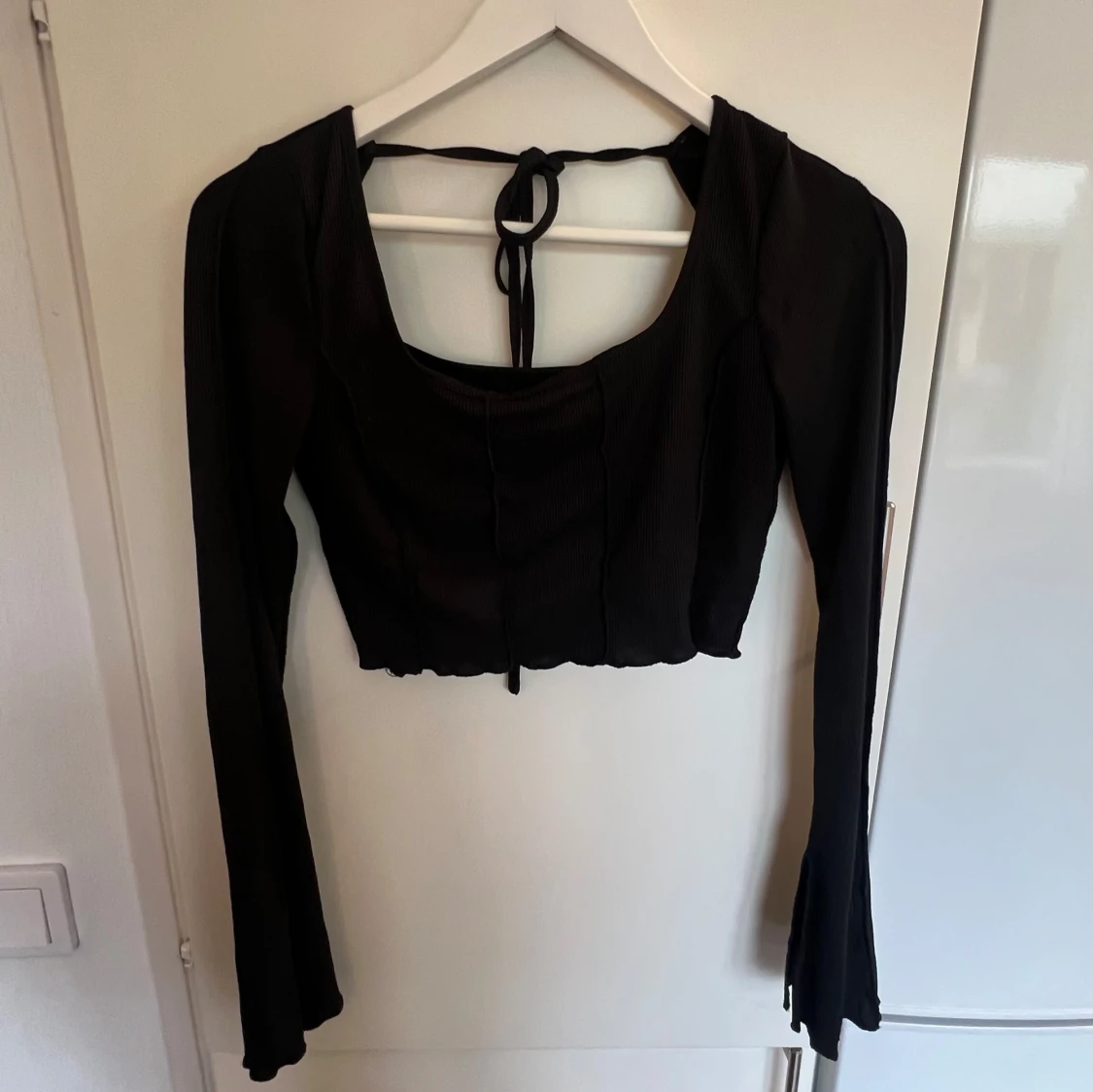 Svart croppad långärmad topp med knyt