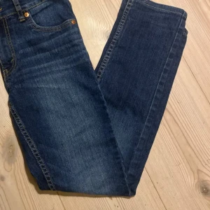 Mörkblå jeans från Replay - Säljer ett par mörkblå jeans från Replay med klassisk femficksdesign och snygga kontrastsömmar. Jeansen har rak passform och är tillverkade i slitstarkt denimtyg. Perfekta för dig som gillar en tidlös och clean look. Passar runt 162-165 cm priset är inte hugget i sten 